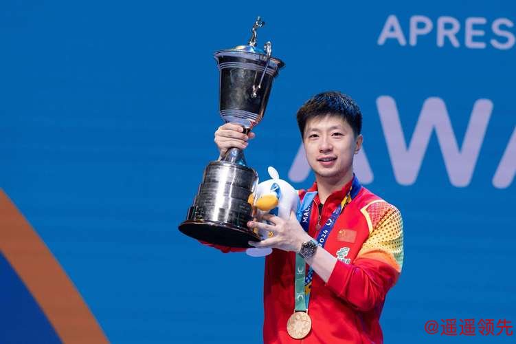 37岁马龙解下湿透黑布带鞠躬致意，全场起立——只为一件事：用3842米跑动征服樊振东