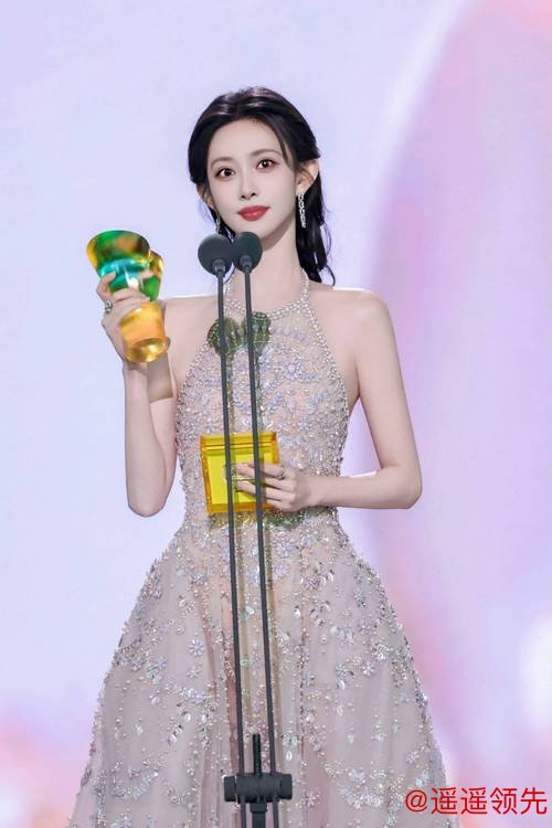 孟子义星光大赏摔出好身材!黑色礼服崩开瞬间,直男:这跤摔得值 孟子义星光大赏摔出好身材!黑色礼服崩开瞬间,直男:这跤摔得值