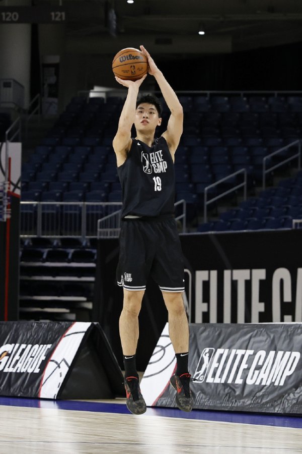 爱游戏体育app 继续追梦!崔永熙与开拓者签下Exhibit10合同